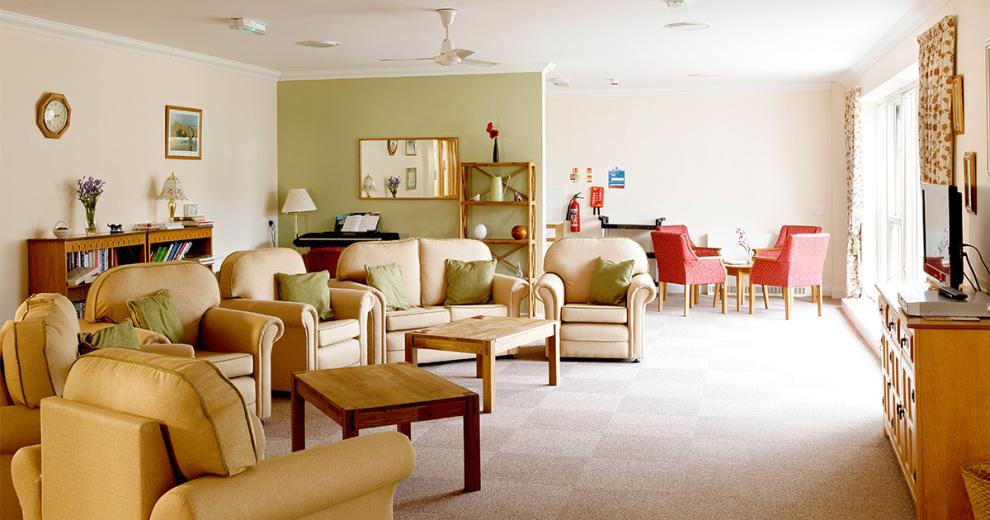 A cosy seating area filled with soft cream leather sofas and armchairs perfectly circled around the television unit.