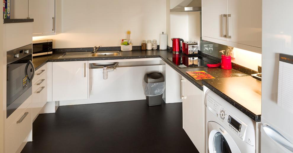 Fresh, accessible kitchen, with the latest kitchen appliances and extra under cabinet lighting.
