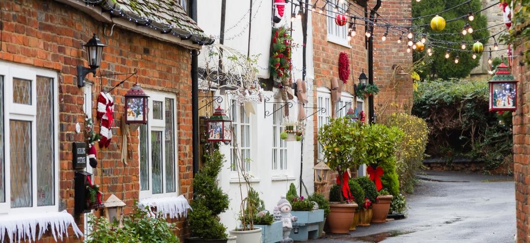 Vintage Christmas street scene decorate the characteristic brick built terraced properties either side of the uphill walkway.