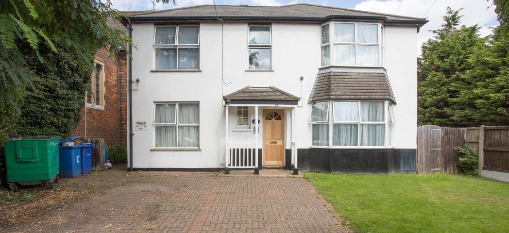Grandiose white rendered detached home, with elongated driveway and grassed perimeter.