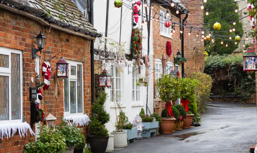 Vintage Christmas street scene decorate the characteristic brick built terraced properties either side of the uphill walkway.